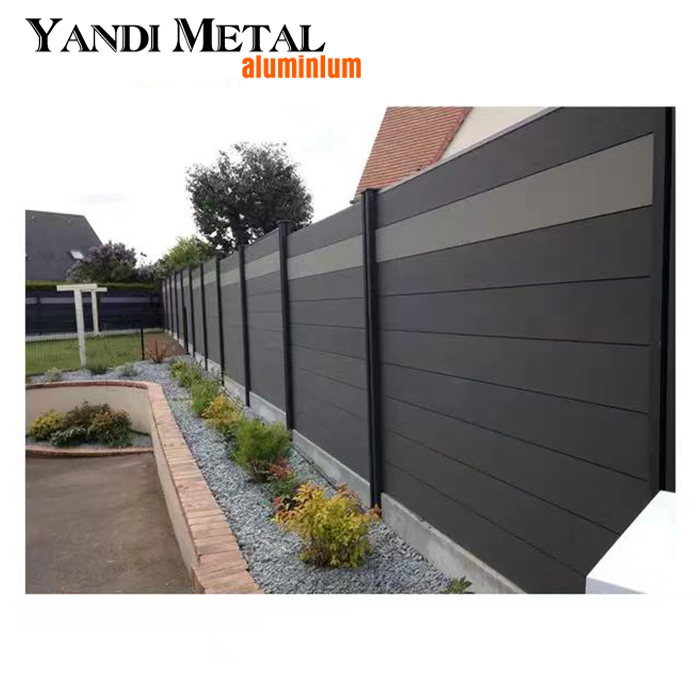 O pátio externo da fazenda usa uma grade de cerca Wpc pré-fabricada de plástico composto de madeira para jardim de privacidade sistema de painel de cerca modular