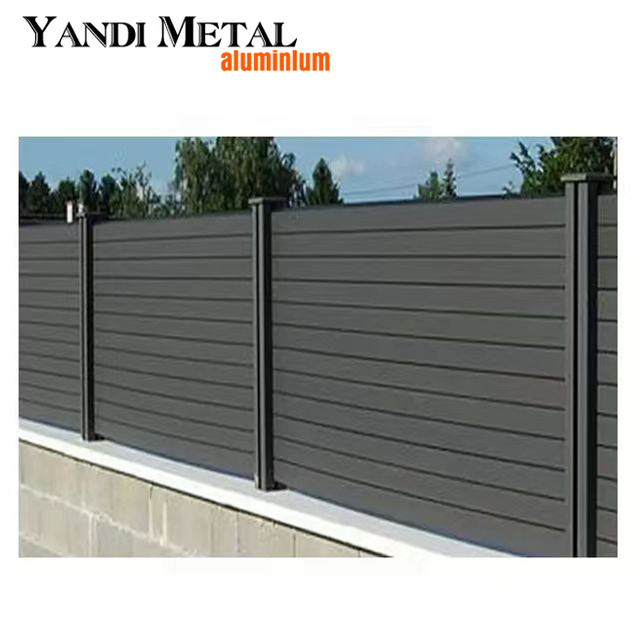 Cerca de plástico de madeira decorada de aparência natural com postes de alumínio