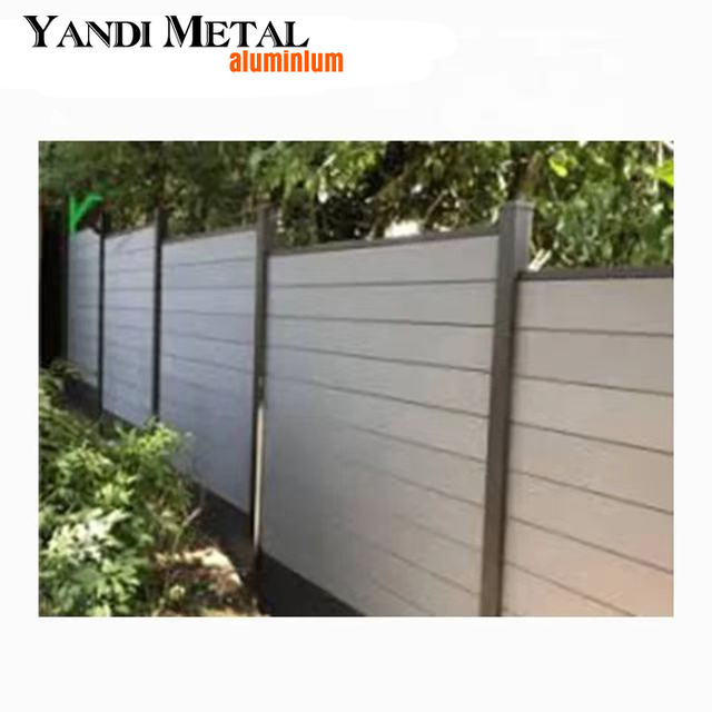 Cerca de plástico de madeira composta de madeira para cerca de jardim doméstico em armazém