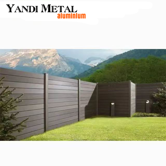 Casa com pátio de jardim de alta qualidade decorada com cerca de segurança de jardim privado WPC resistente a UV