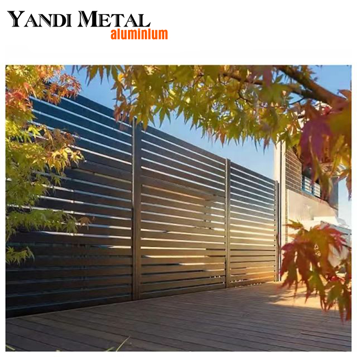 A Yandi Factory fornece diretamente painéis de cerca de tira de alumínio para exteriores para cercas de alumínio de jardim privado